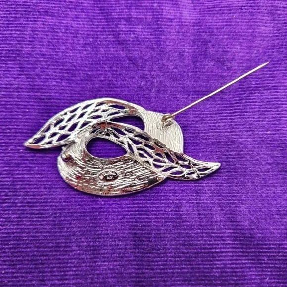 Vintage Celebrity NY Brooch Signed Silver Tone Ribbon Swirl Shiny Elegant - Picture 5 of 8